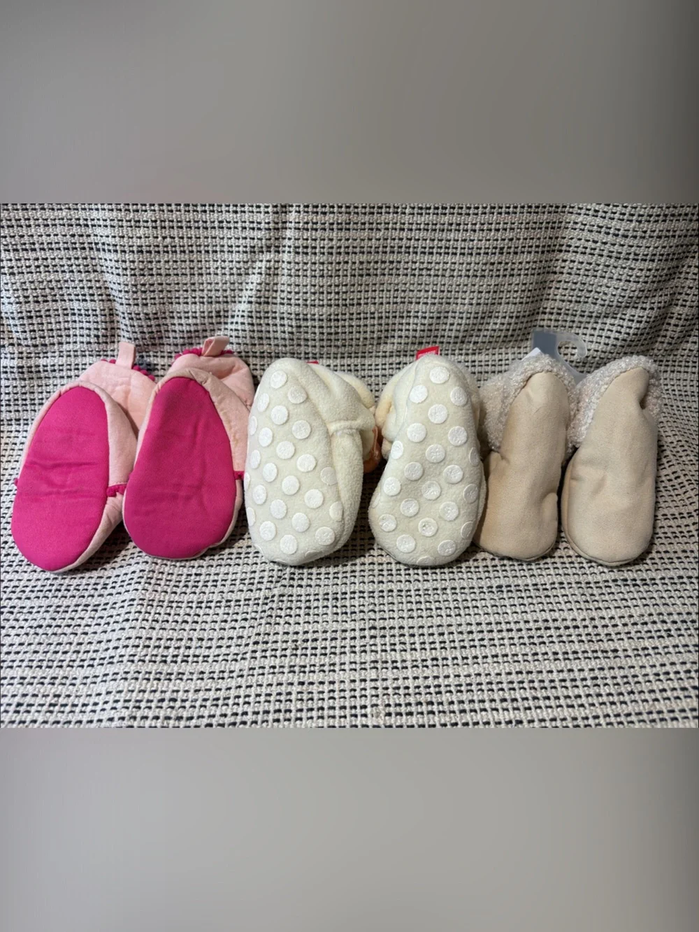 Lot of 3 baby slippers: size 3-6 months